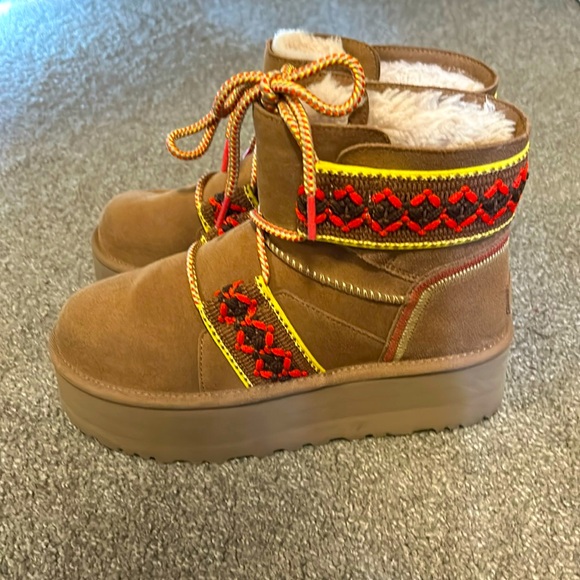 Women’s Ugg Boots - Picture 1 of 5